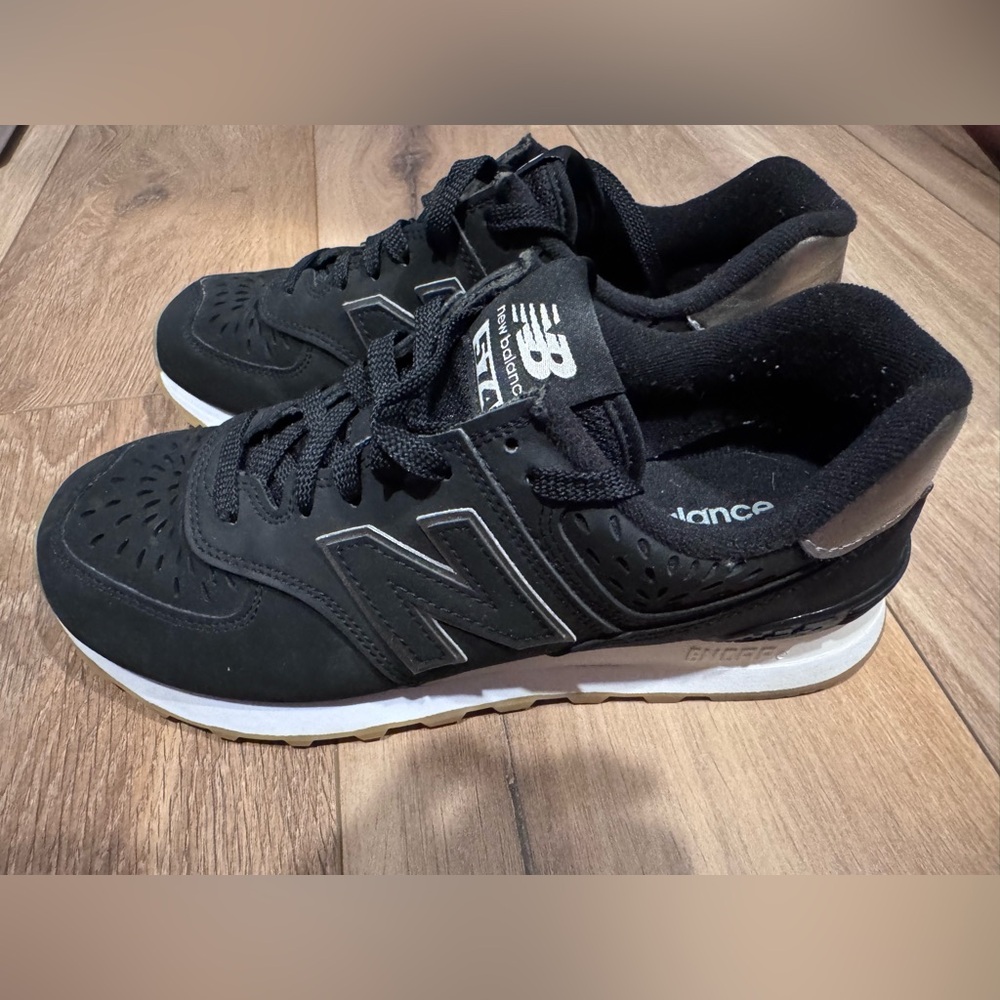Women’s New Balance Black Sneakers Classic Athletic Design. Excellent condition!